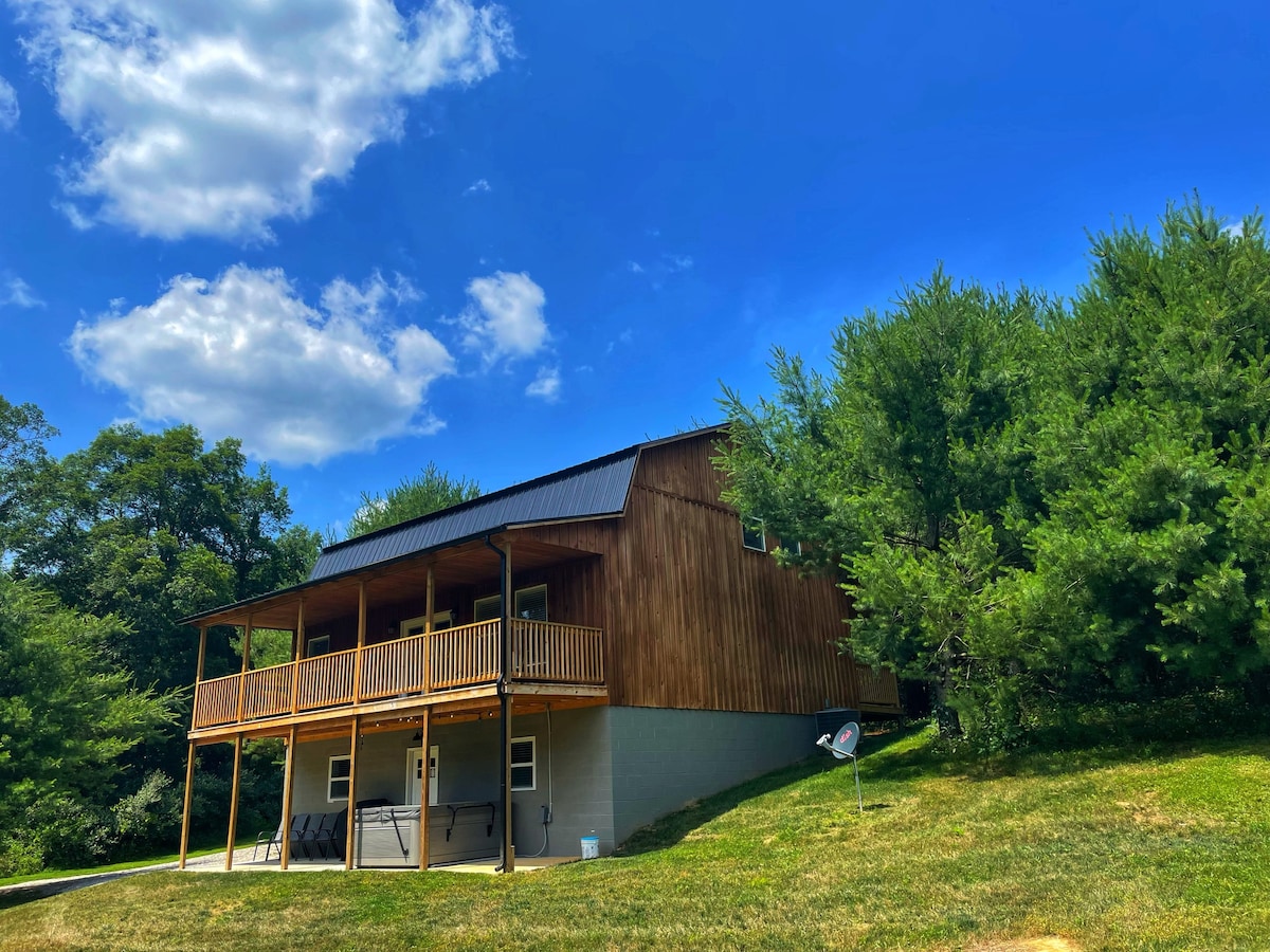 Secluded modern cabin, with hot tub