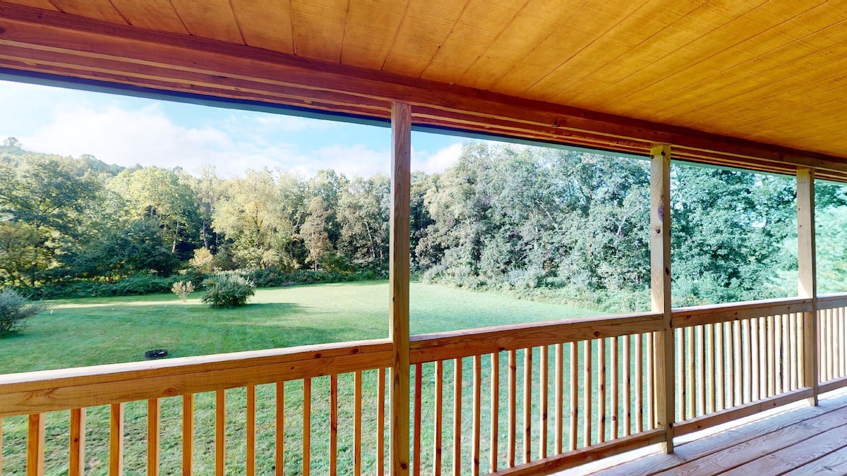 Secluded modern cabin, with hot tub