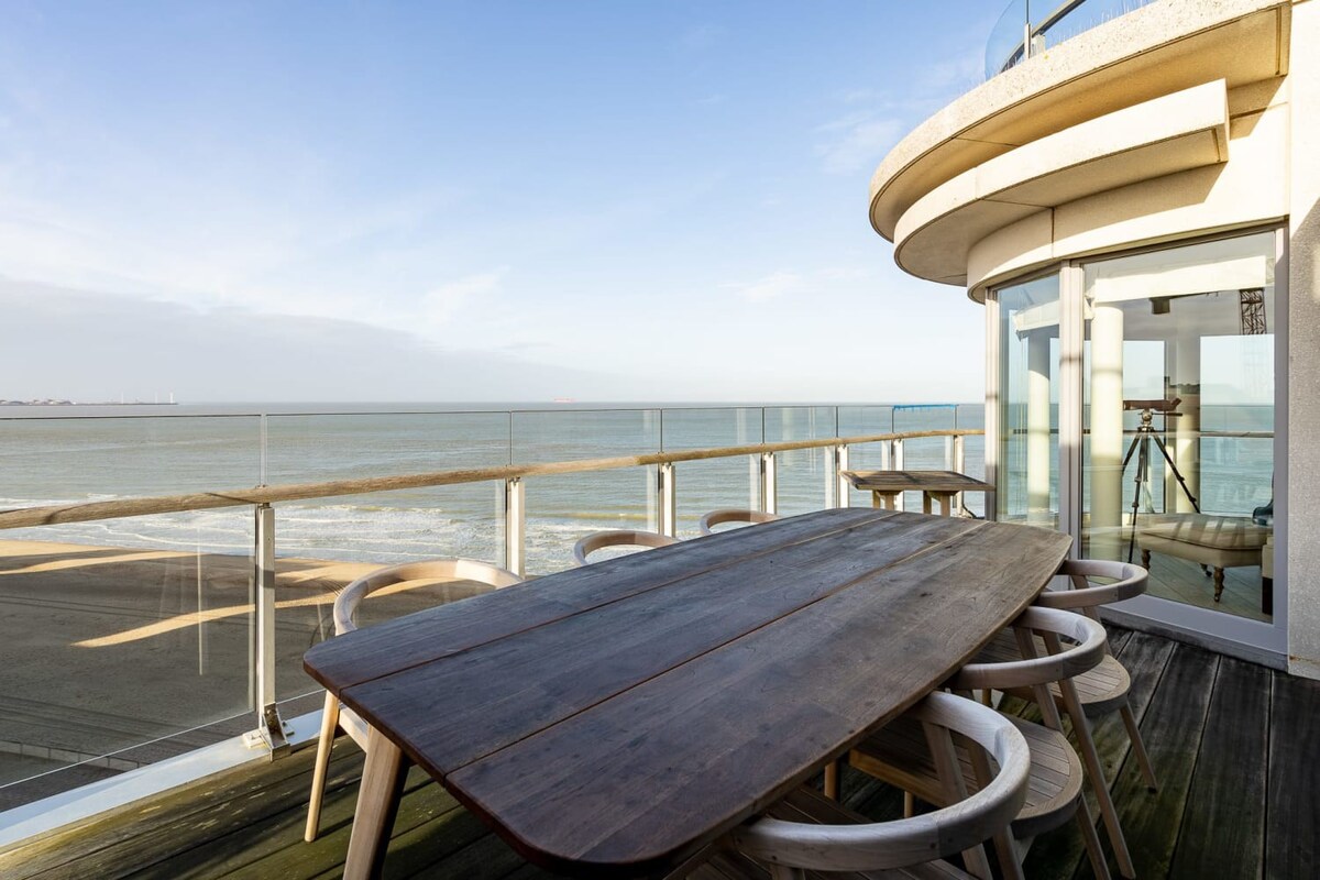 Stunning penthouse with free parking and sea view