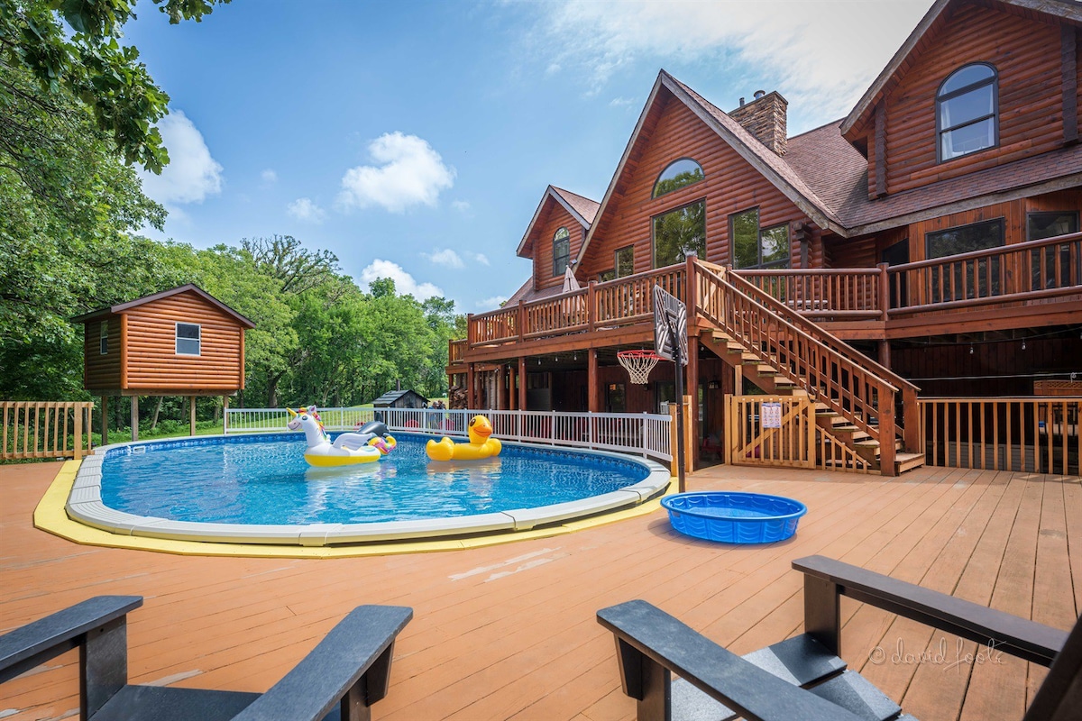 Space for everyone! Hot Tub | King beds | Pool