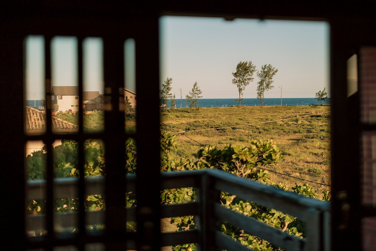 Andorinhas套房，带浴缸，距离海滩200米。日出和日落景观。