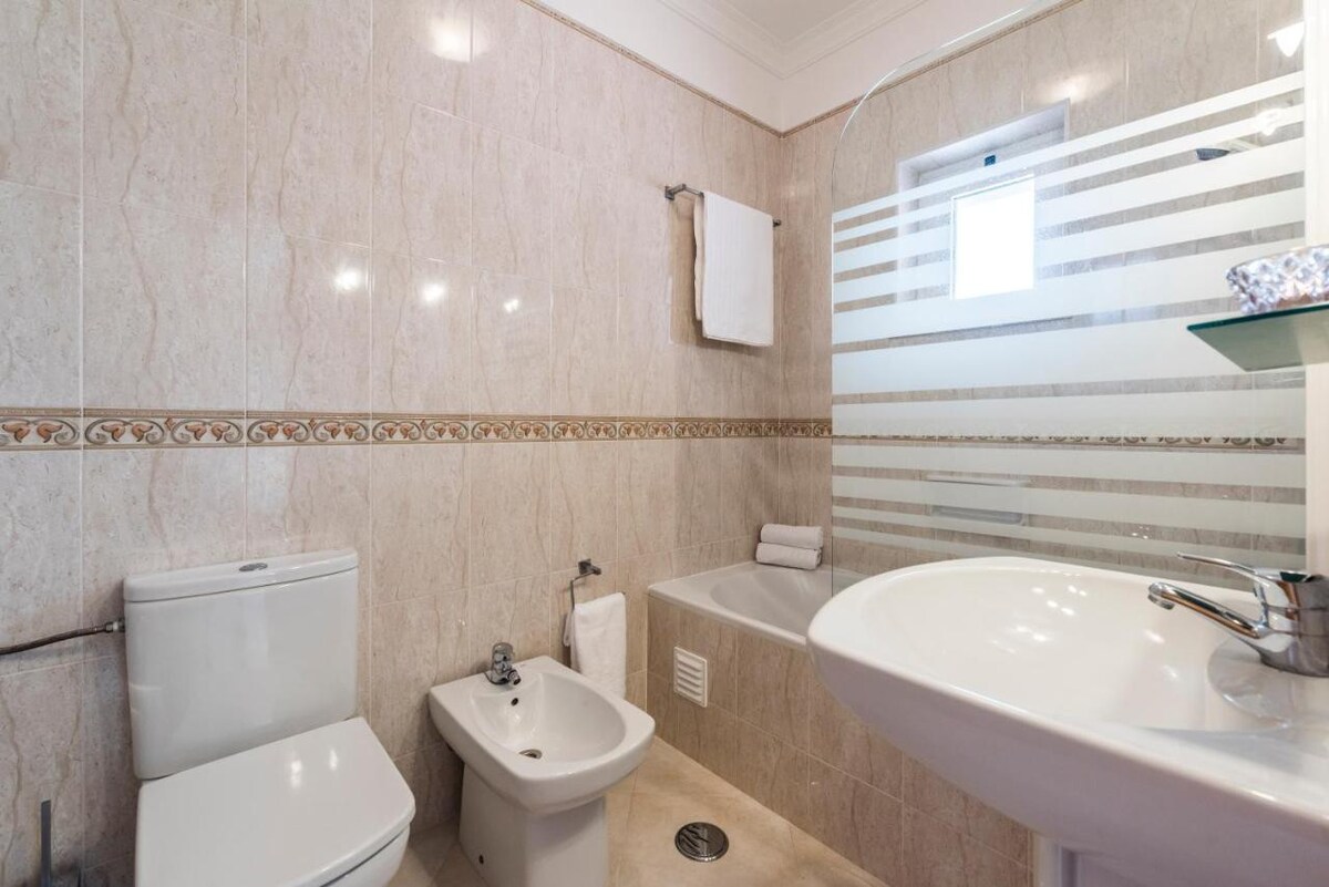 Apartment-Luxury-Ensuite with Bath-Balcony-AT01