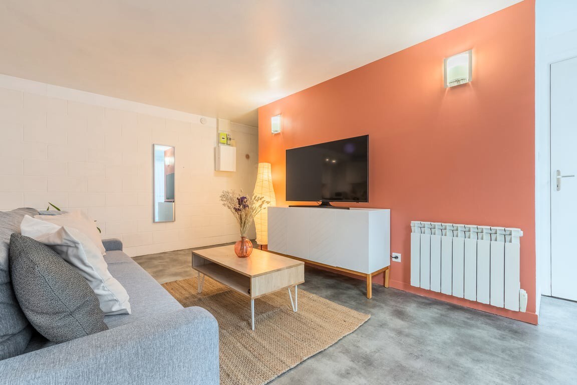 Spacious apartment w/ private parking in Old Lille