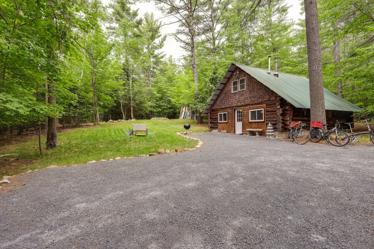 Cozy Elizabethtown Cabin w/ Fire Pit!