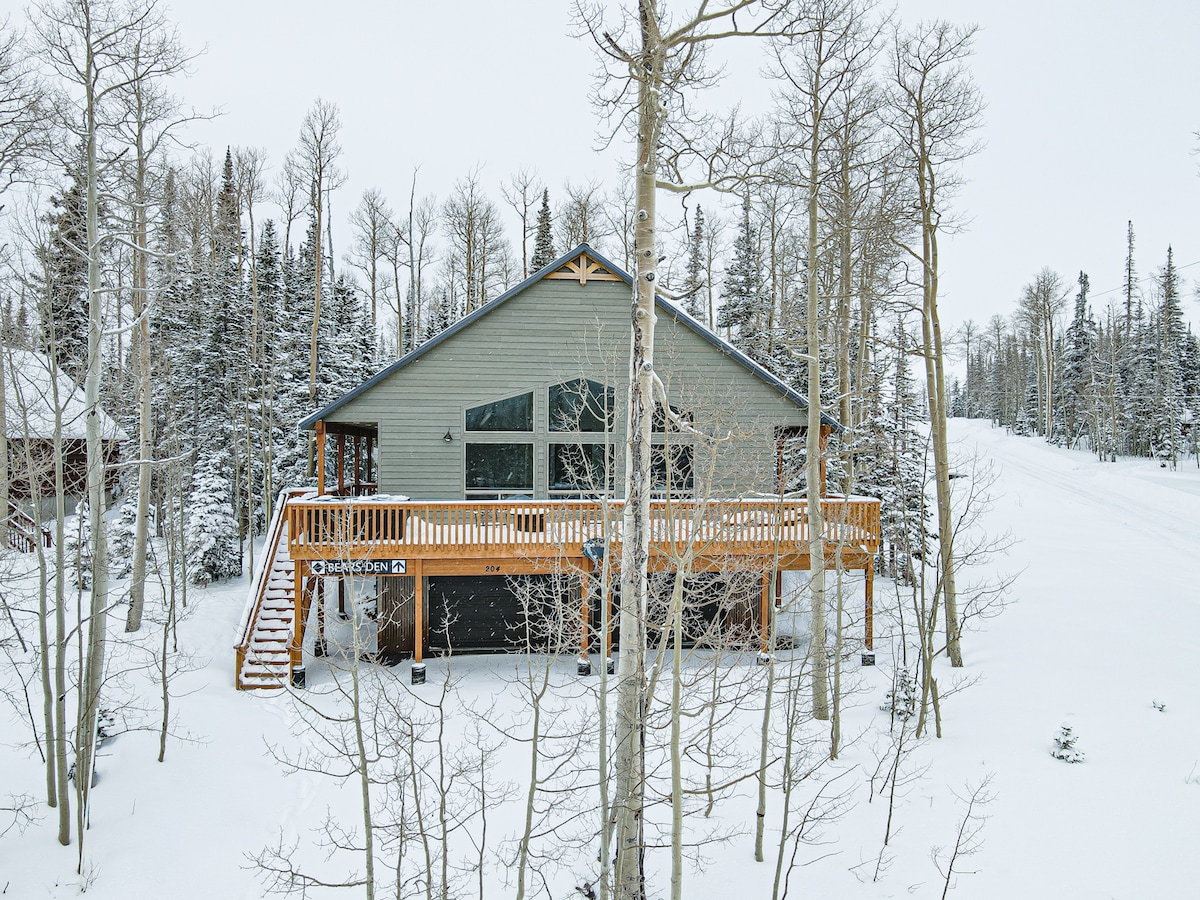 纳瓦霍（ Navajo ）和巨人台阶滑雪场附近的熊丹小屋（ Bears Den Cabin ）