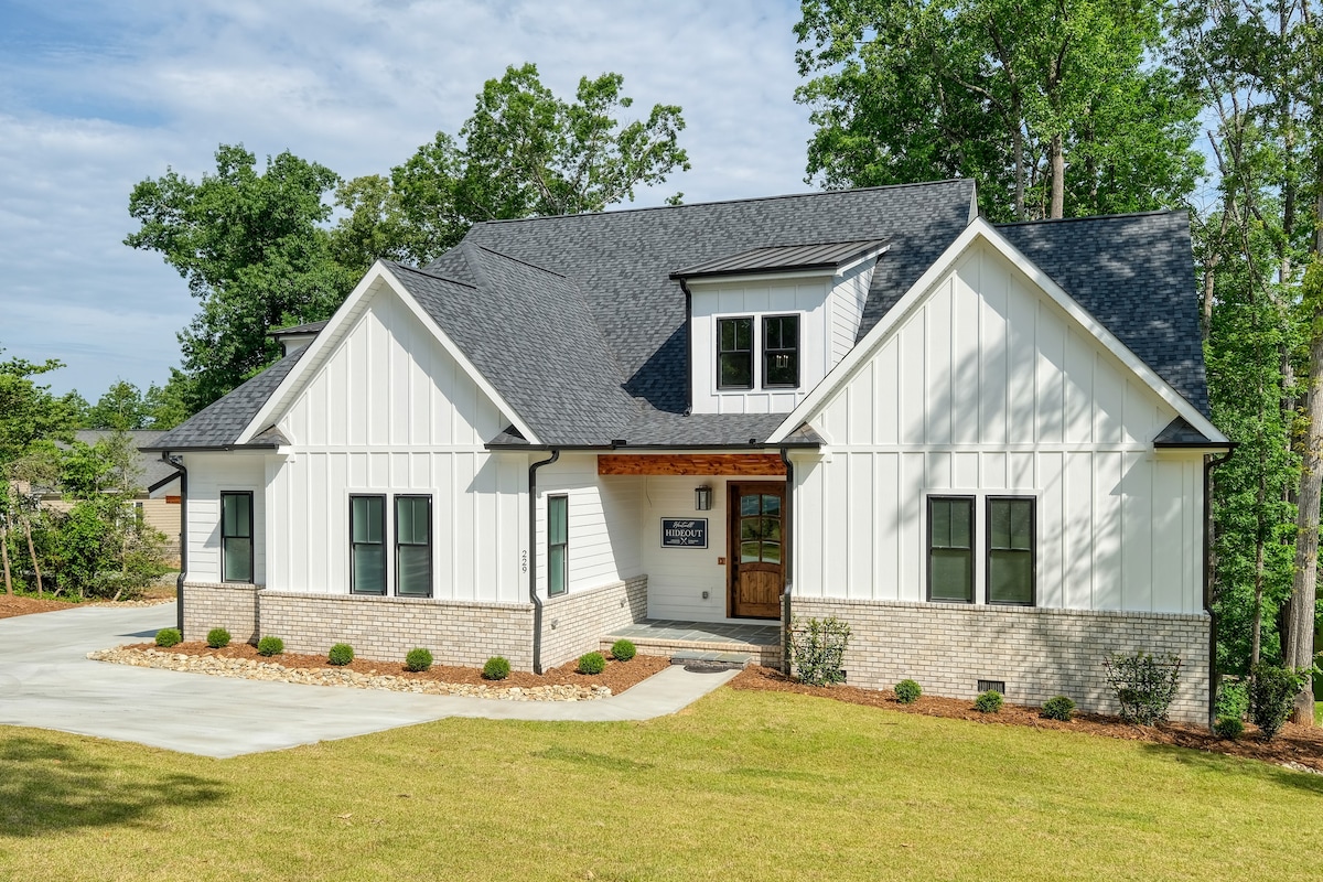 Luxe Lake Hartwell 4BR Home near Clemson incl dock