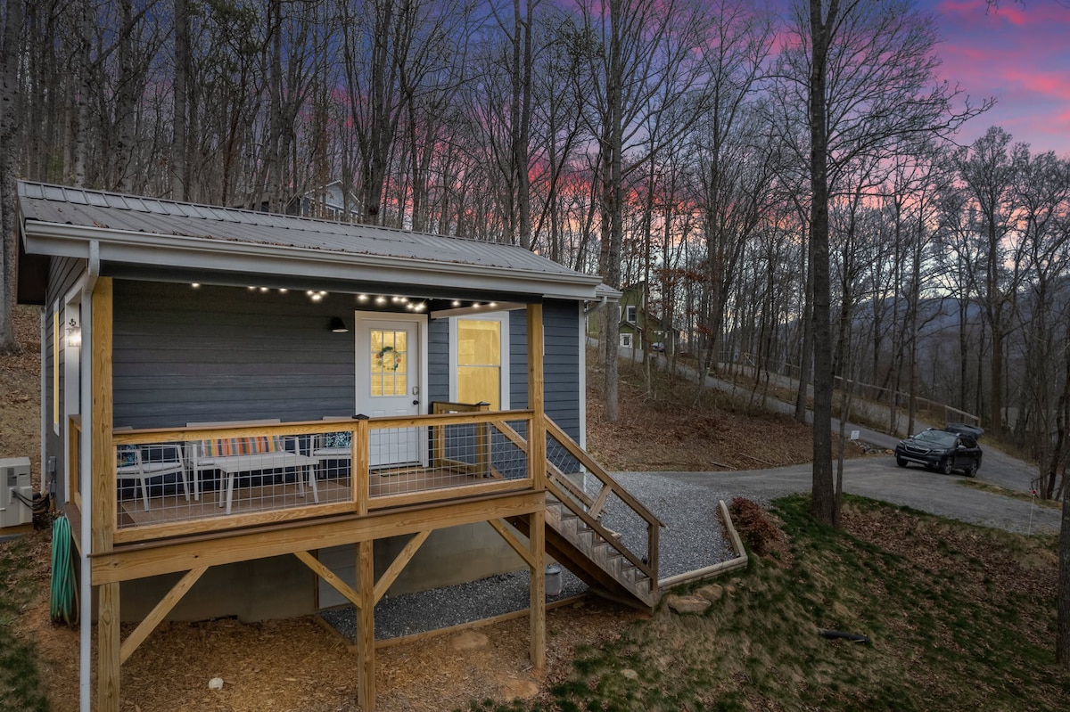 Dog Friendly TinyHome 15 Min from Asheville's Best
