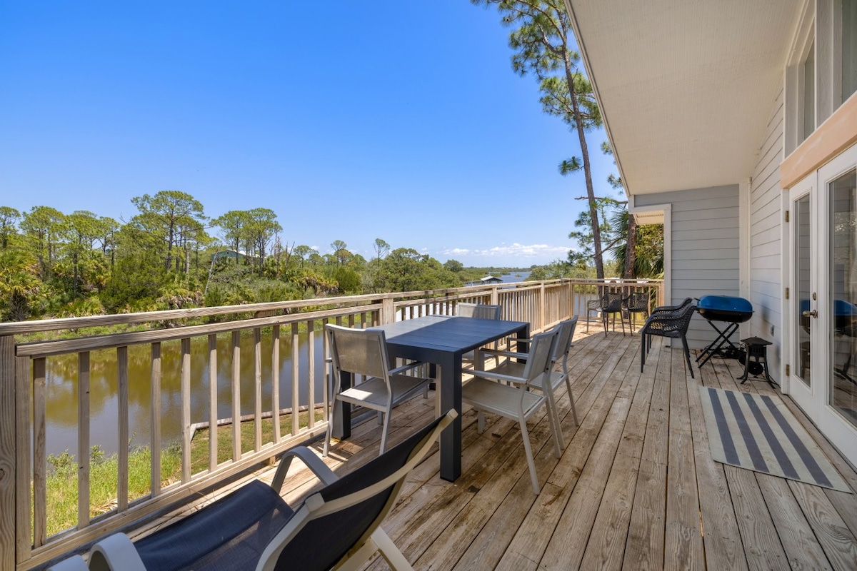 Kayak Cove: Bay front with dock