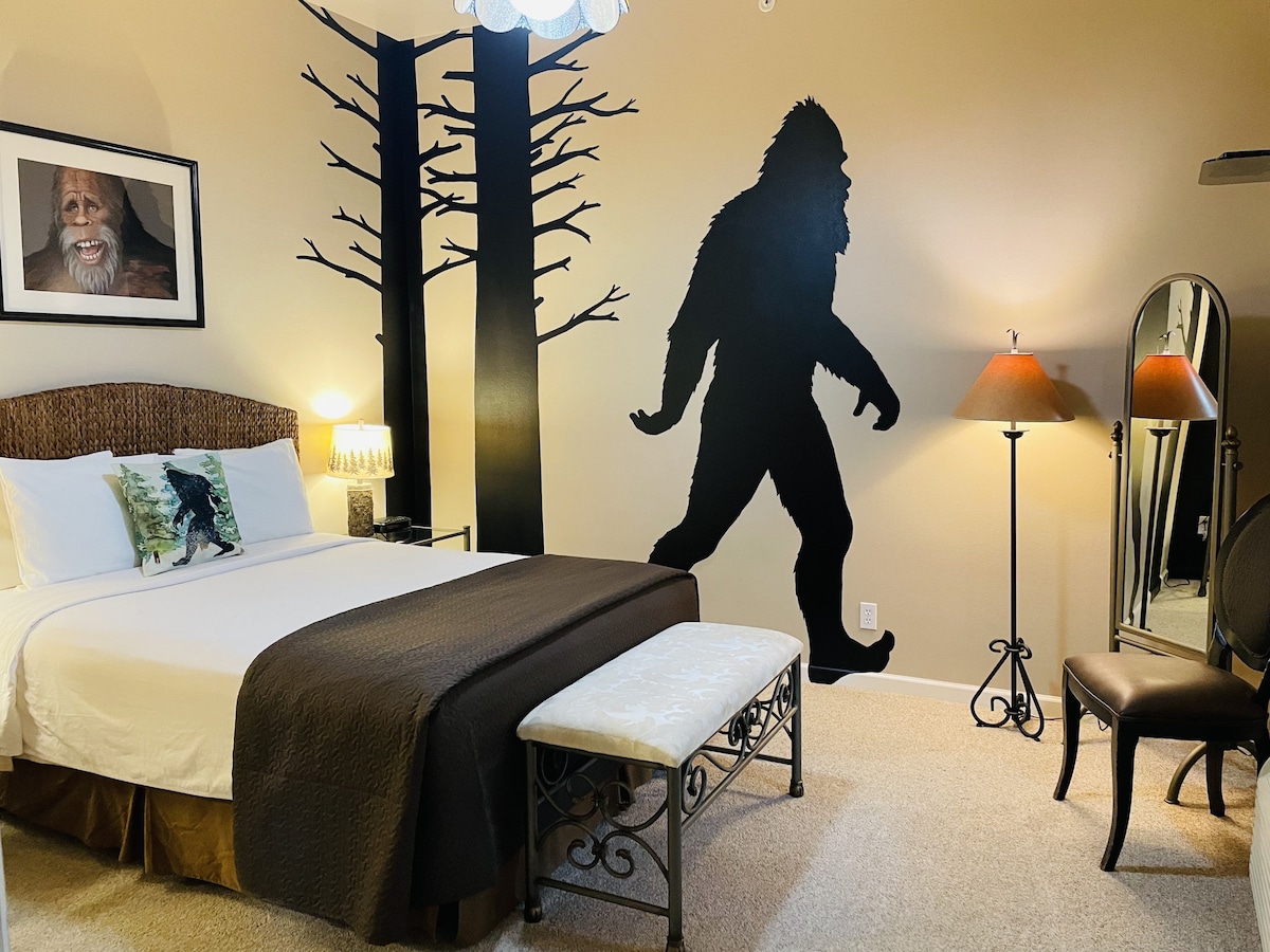 Room 7- Bigfoot Room- Single Queen -Bath w/Shower