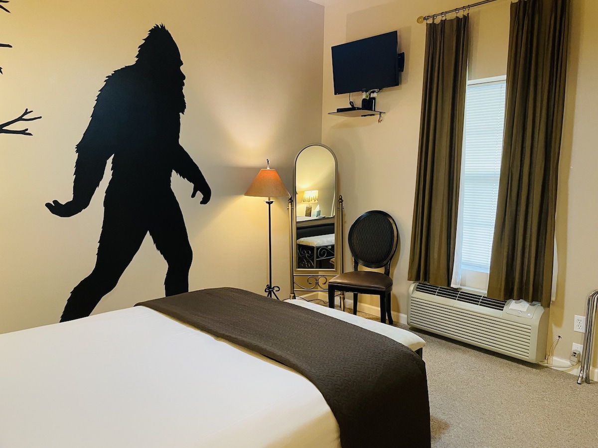 Room 7- Bigfoot Room- Single Queen -Bath w/Shower