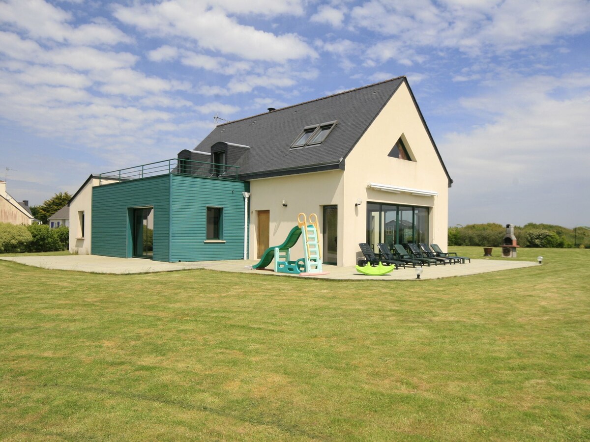 Scenic villa in Moëlan sur mer with sauna