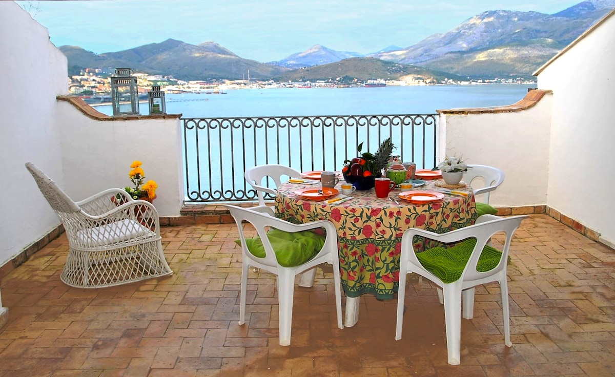 Belvedere Home with sea view on the gulf of Gaeta