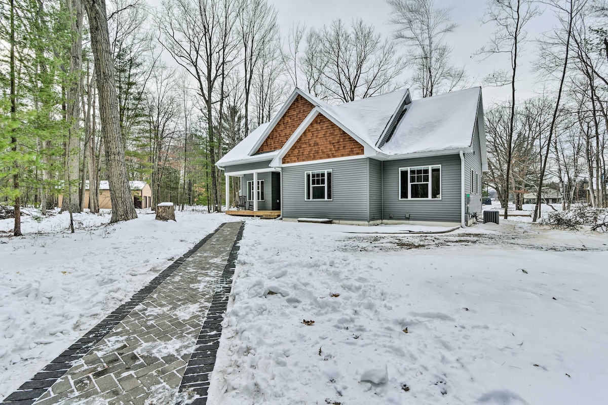 Pet-Friendly Wixom Lake Home w/ Deck!