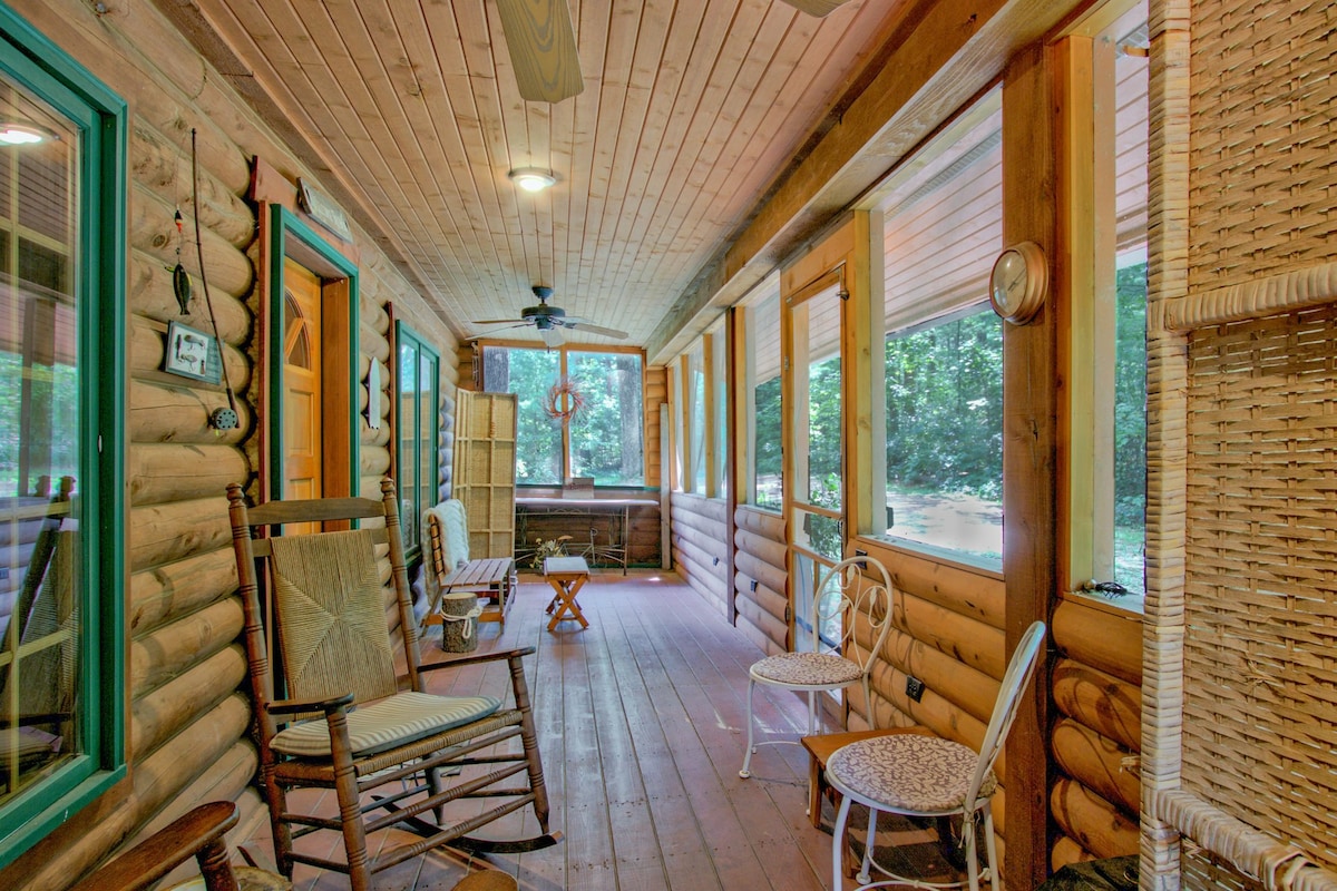 Dog-friendly 2BR log cabin on the river with deck