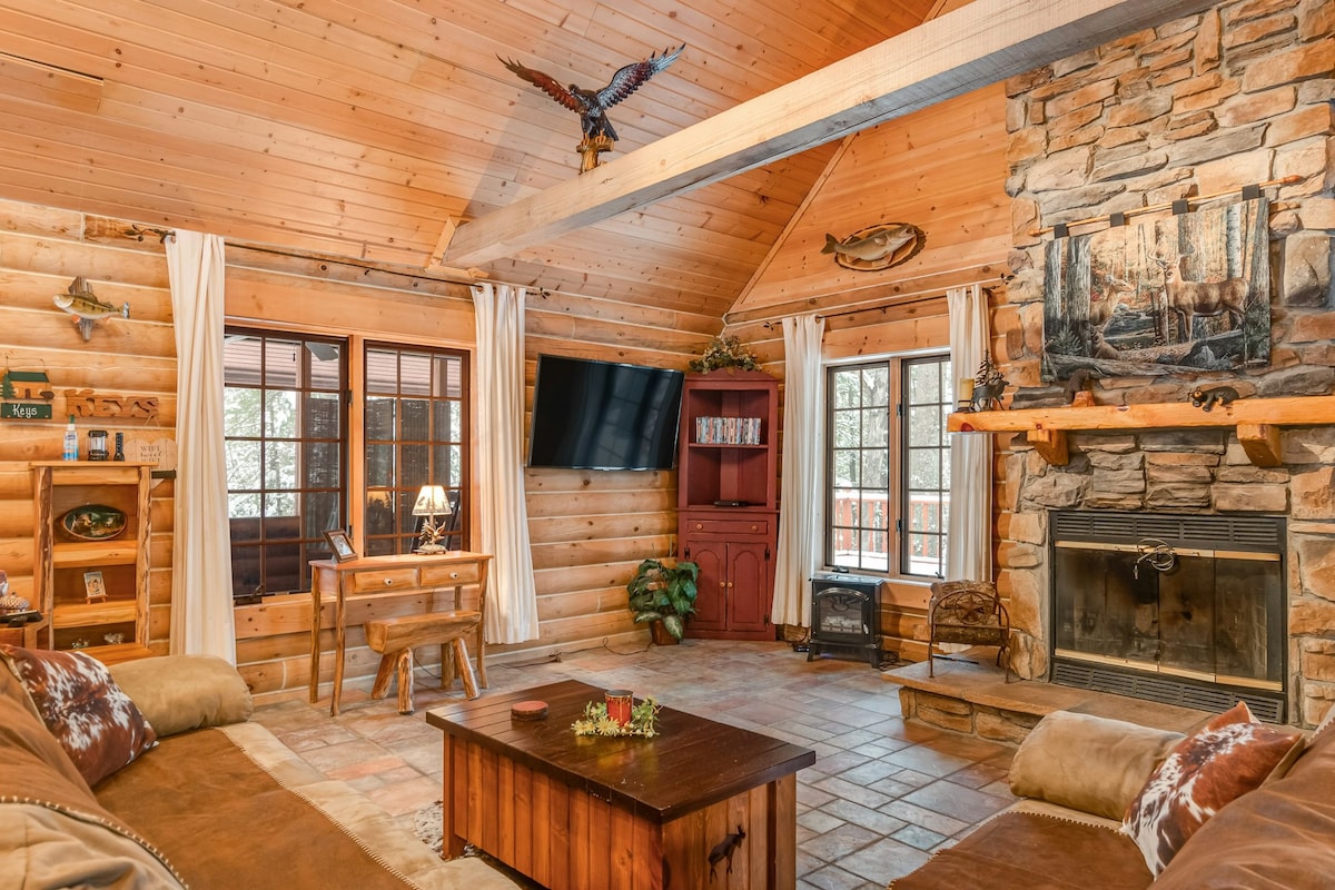 Dog-friendly 2BR log cabin on the river with deck