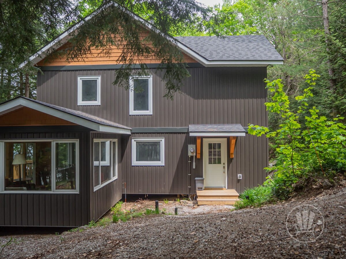 Cozy Skeleton Lake Cottage, BBQ, Canoe & Kayaks