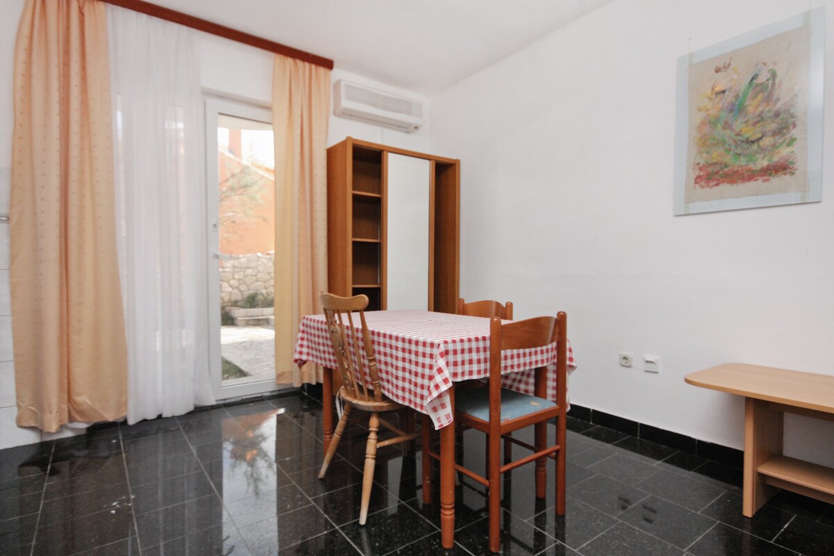 A-5766-h Two bedroom apartment near beach