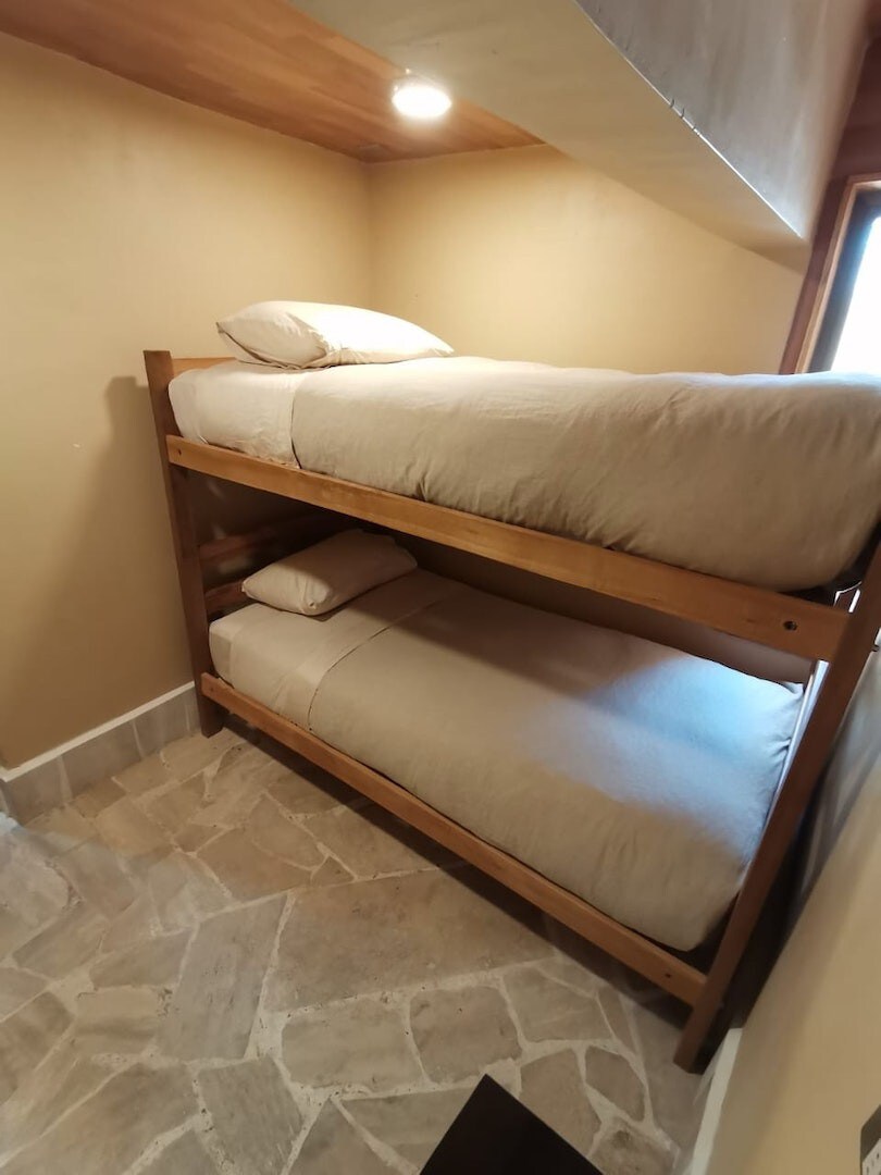Foresta Lodge的独立房间，配备双层床，供2人住宿