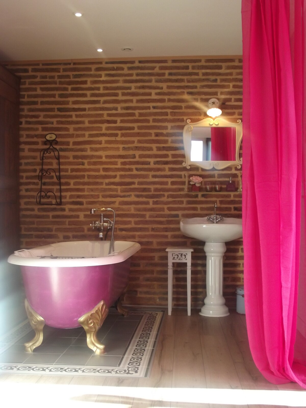 Romance-Family room-Private Bathroom-Garden view