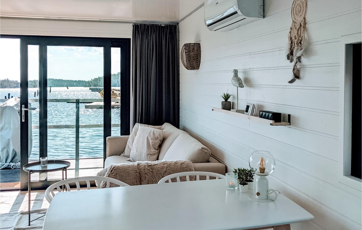 Gorgeous ship in Blankaholm with kitchen