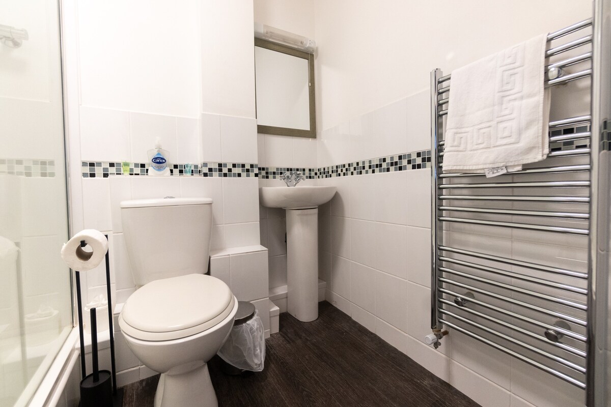 Newly refurbished triple room with shared bathroom
