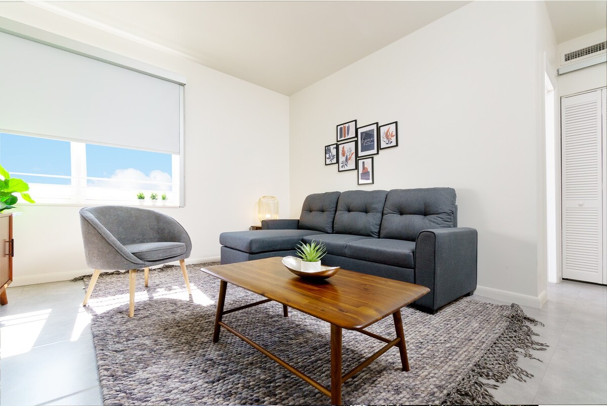 Boutique 1BD on Collins Ave-Perfect SoBe Location!
