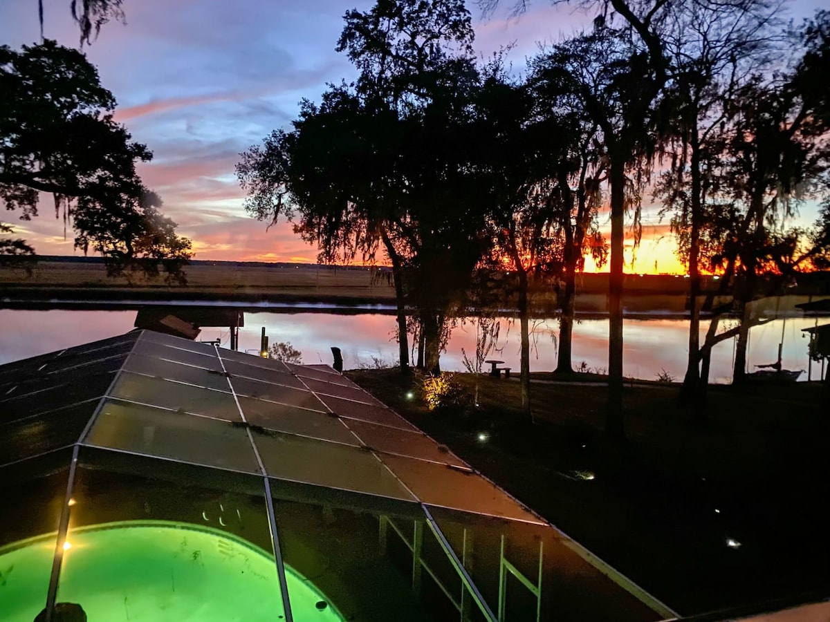 Beautiful Sunsets, Private Dock, Near Beaches