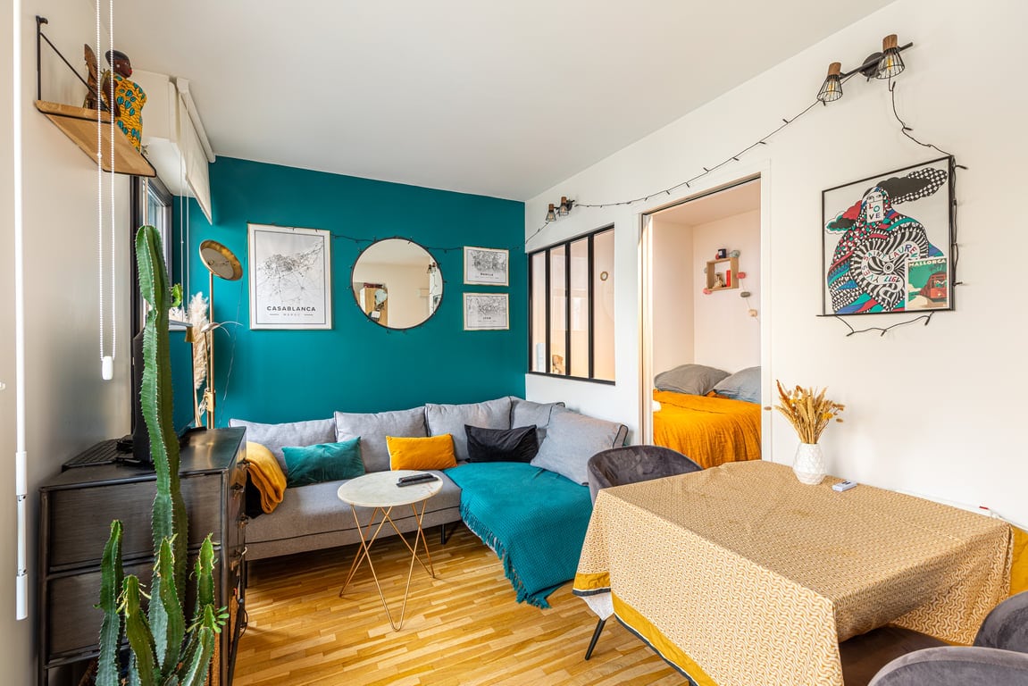 Bright apartment with balcony near Paris