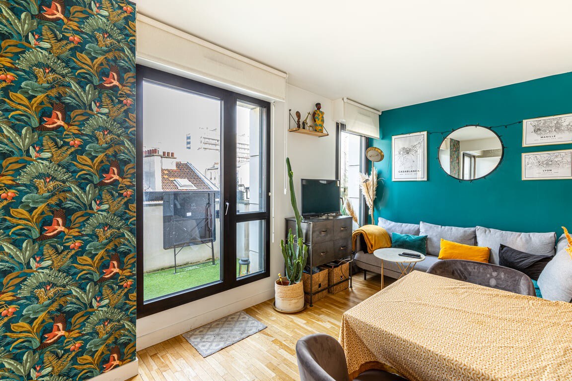 Bright apartment with balcony near Paris