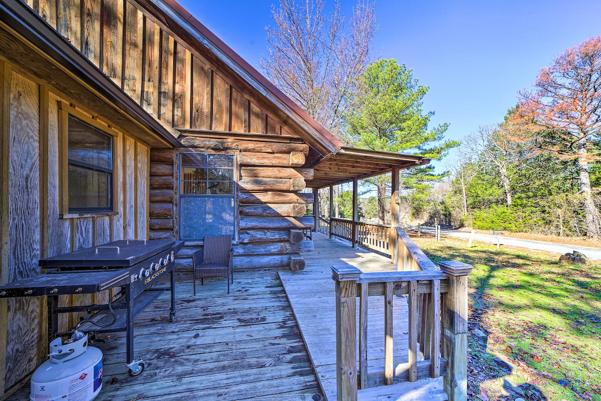 Wilburton Cabin w/ Fire Pit, Mountain Views!