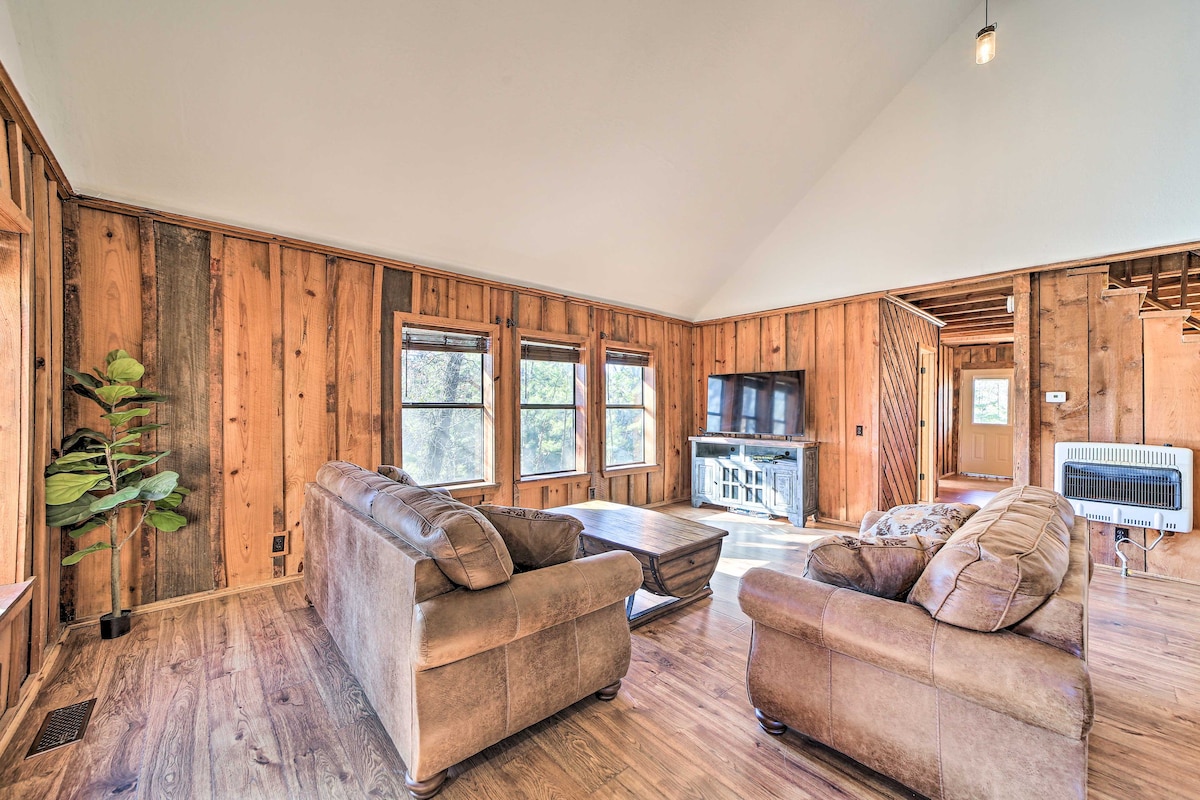 Wilburton Cabin w/ Fire Pit, Mountain Views!