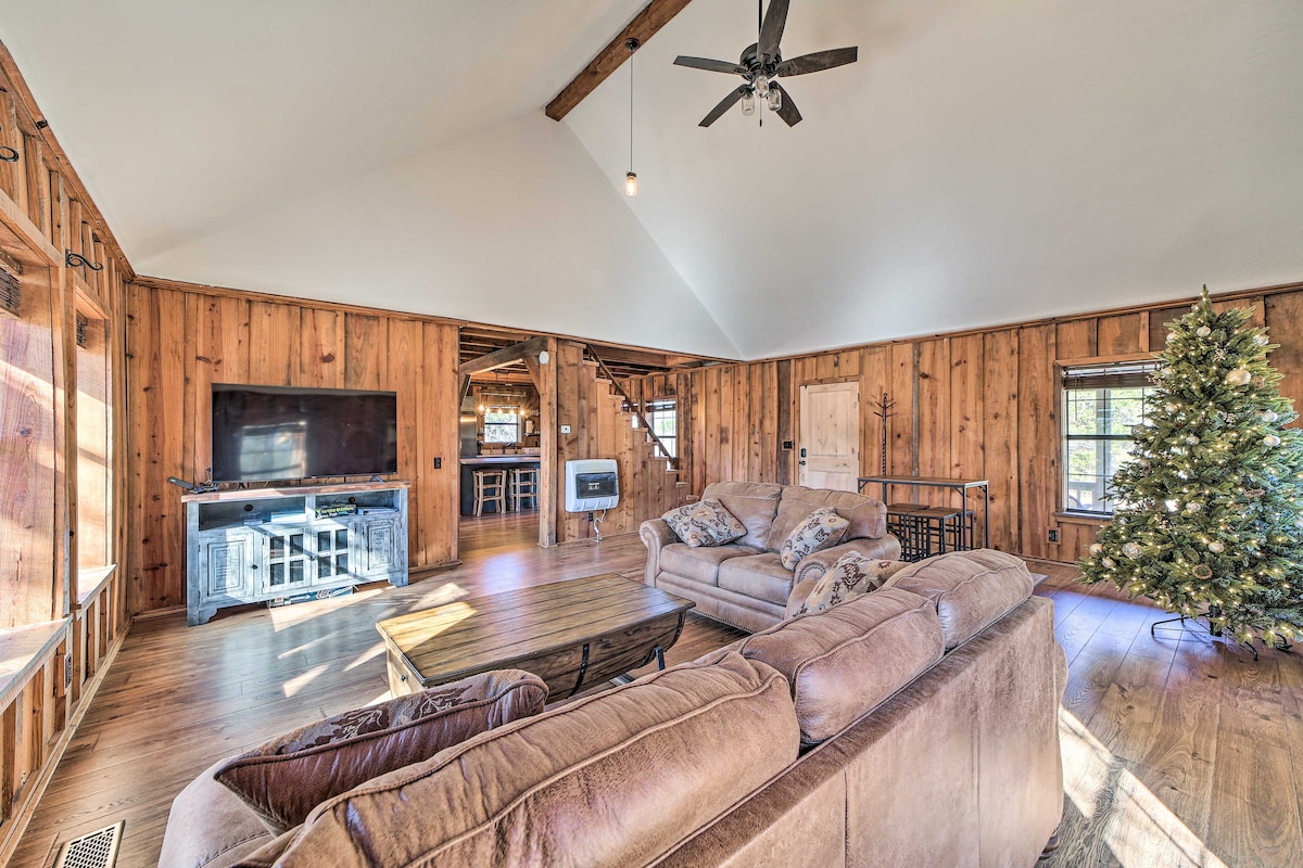 Wilburton Cabin w/ Fire Pit, Mountain Views!