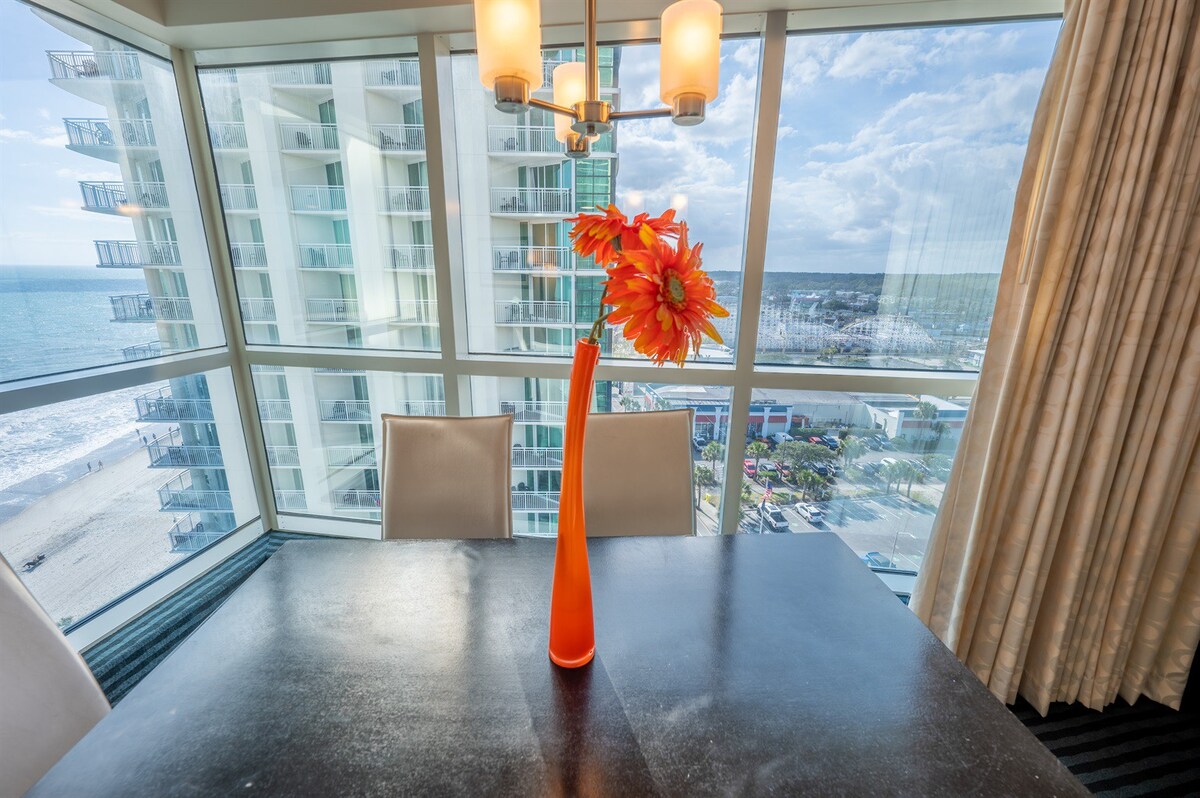 Direct Ocean and City Views, Corner Suite, Pools!