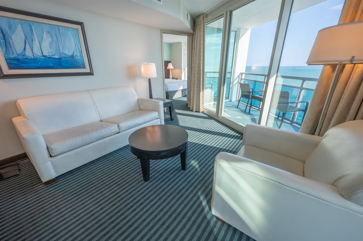 Direct Ocean and City Views, Corner Suite, Pools!