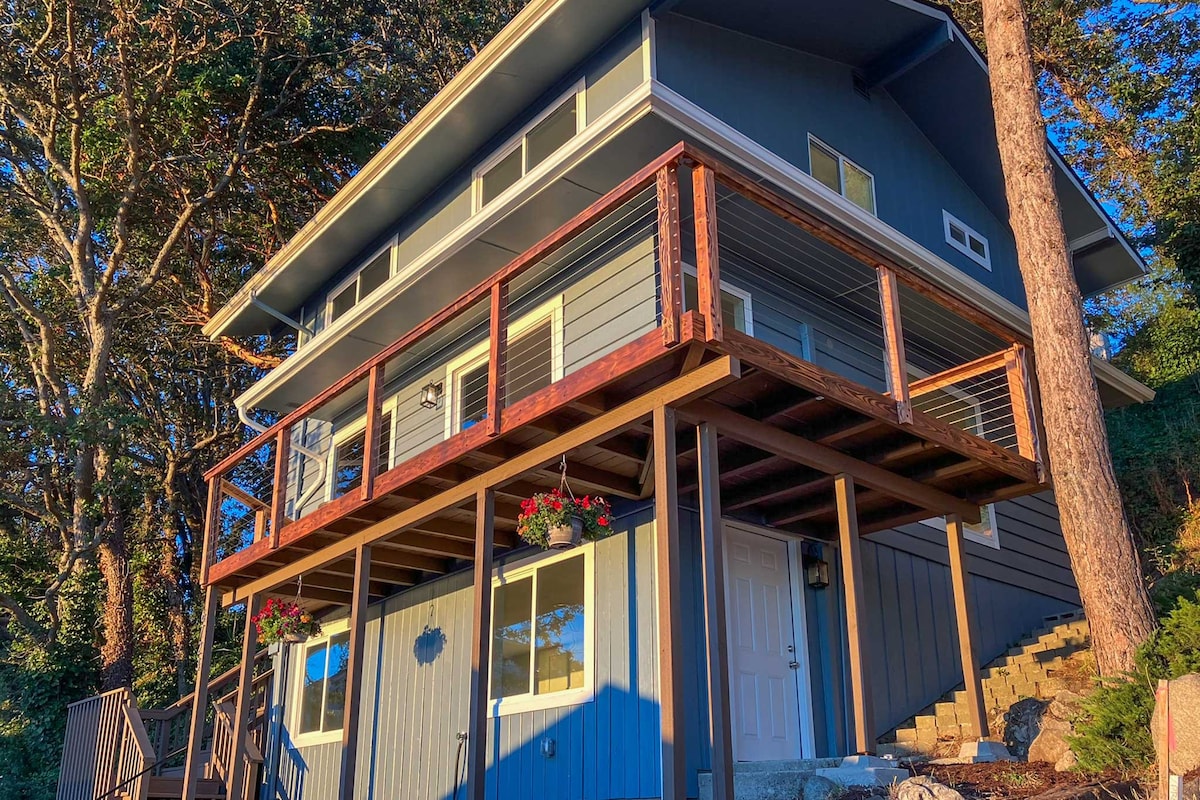 带阳台的Tacoma 'Dash Point海滩小木屋！