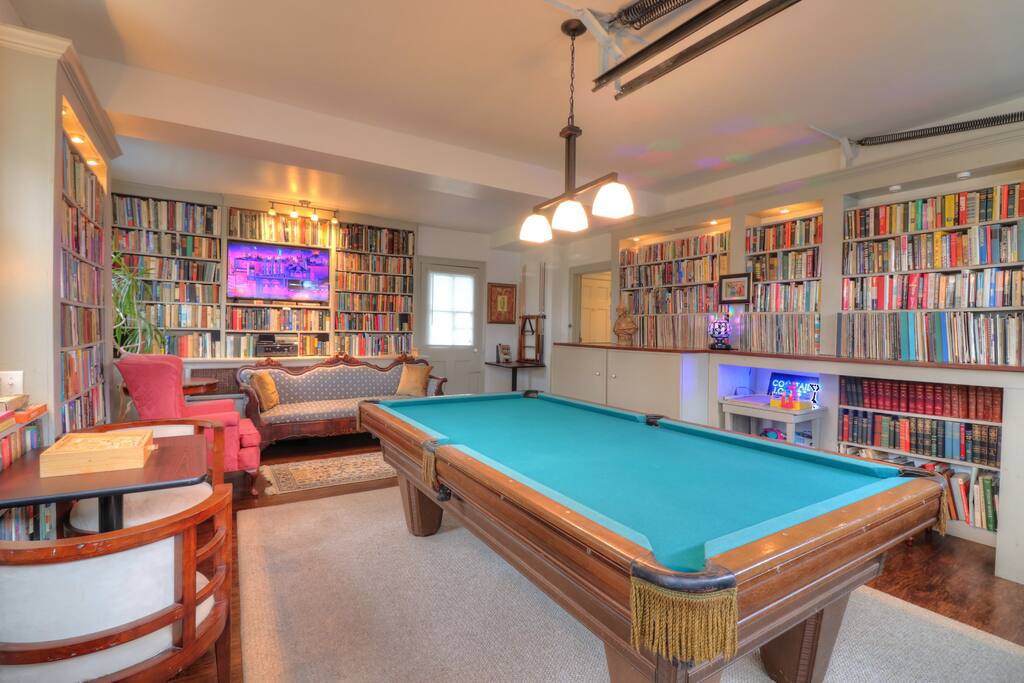 Historic 98: Game room, fire pit and dog friendly!