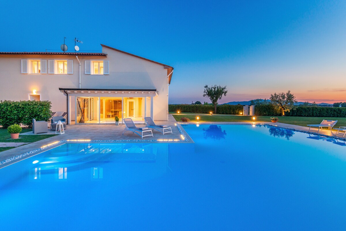 Tuscany villa with spa