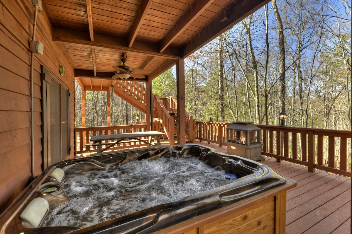 Pet-Friendly Paradise: 3-Bedroom Cabin with Hot Tu