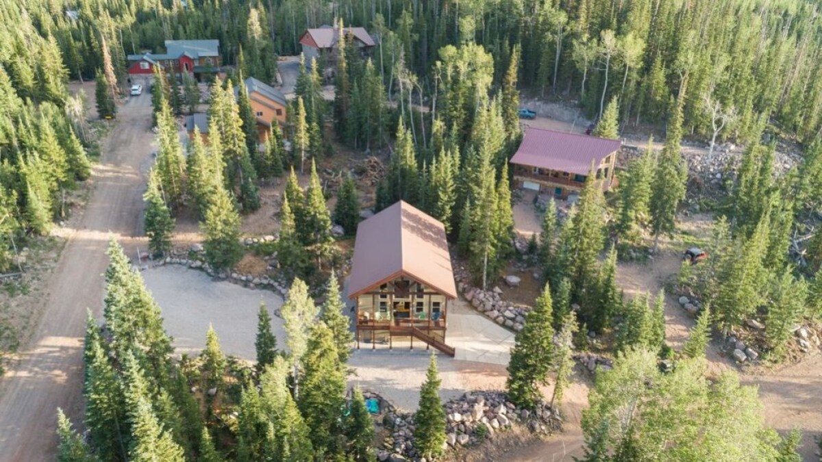 Aspen Lodge Retreat最多可睡27人， 2位主卧
