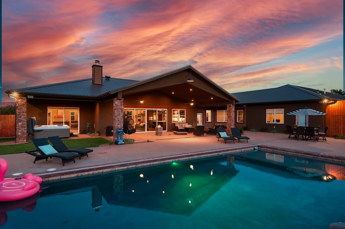 Large Luxury Home in Kanab, Pool w/Slide & Hot Tub