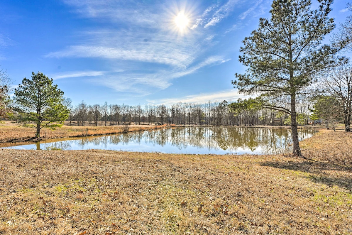 Dog-Friendly Senatobia Cottage w/ Fishing Pond!