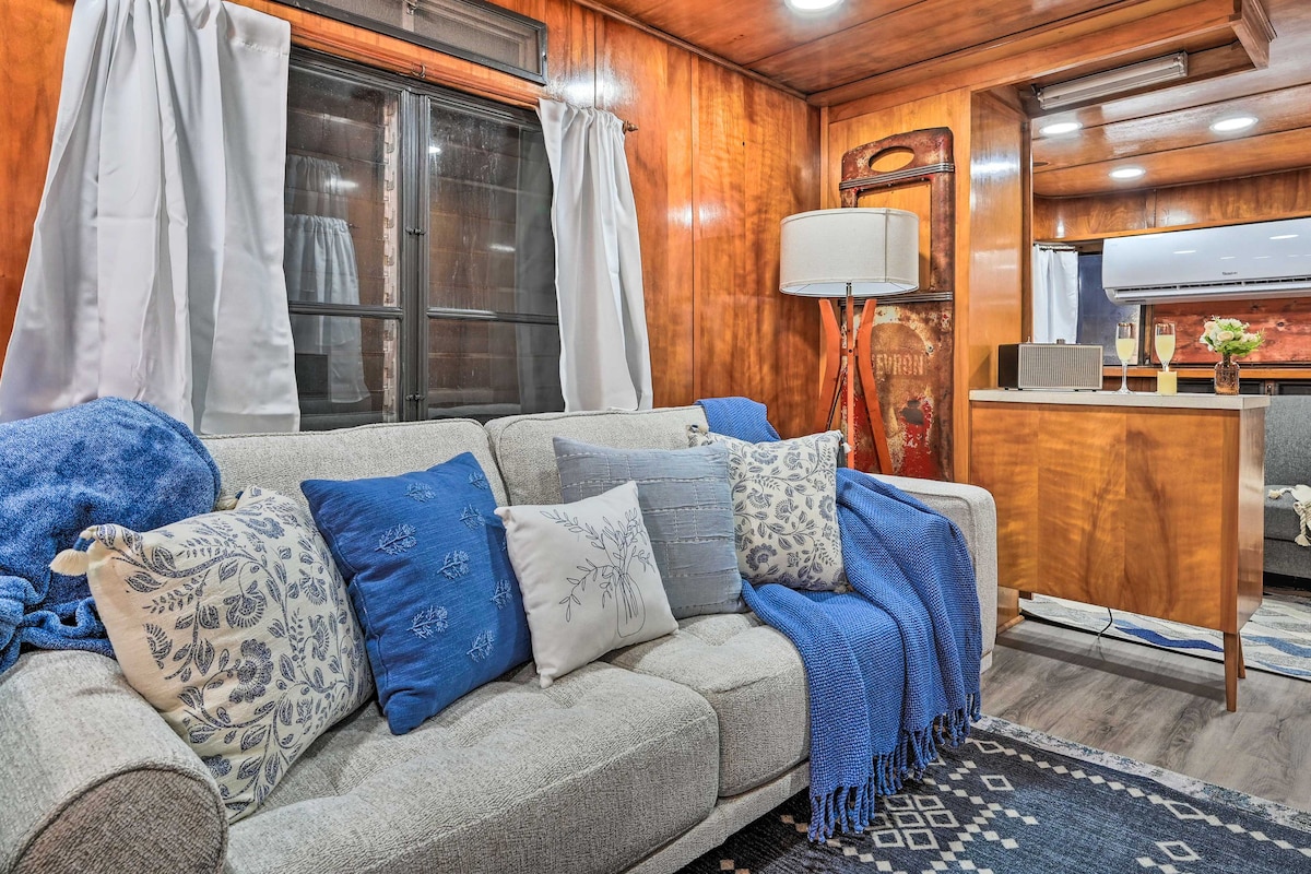 Charming Tiny Home w/ Private Hot Tub!