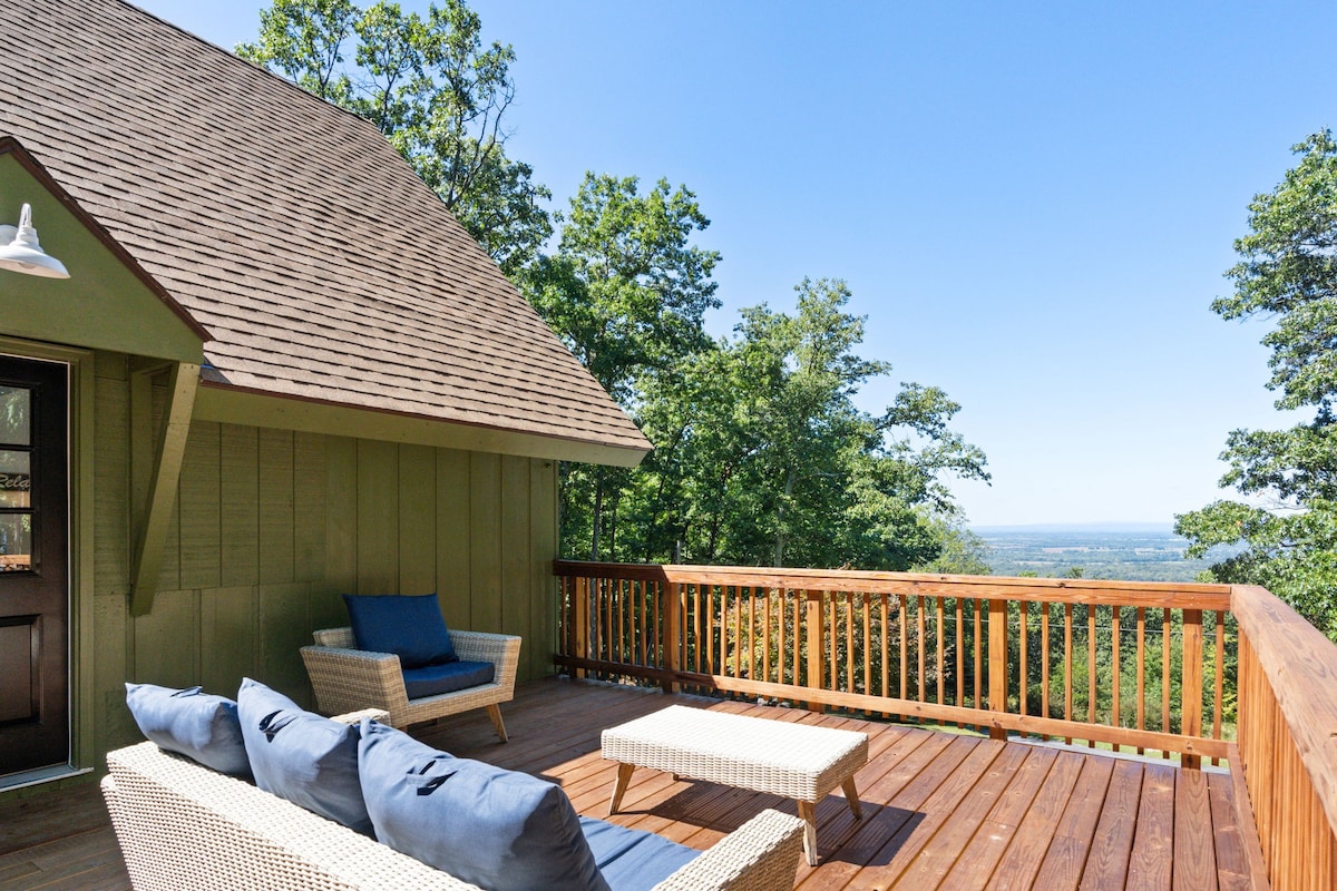 Wolf Den - Airy Cabin w/ Incredible Valley Views!