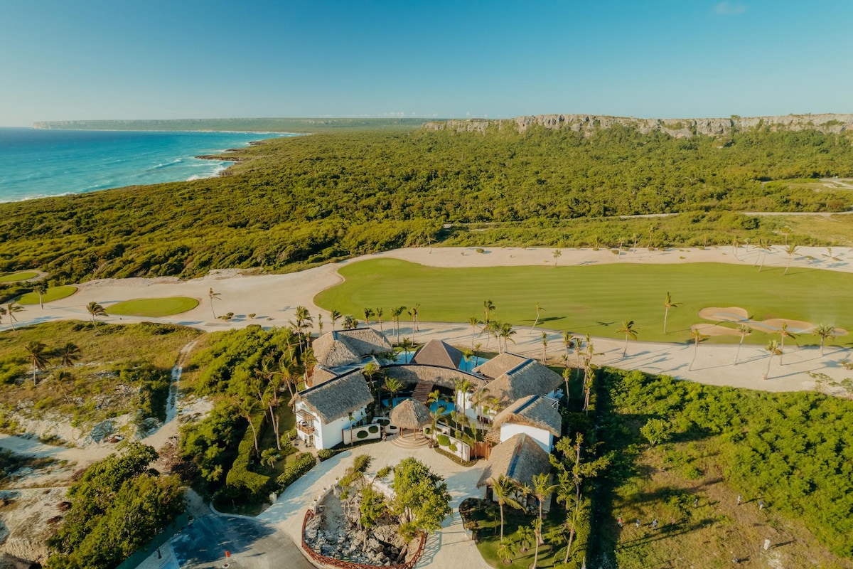 Unique luxury villa with full staff and ocean view