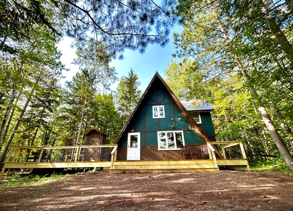 Rocky Pines U.P ~ Big deck, firepit, A/C, sauna