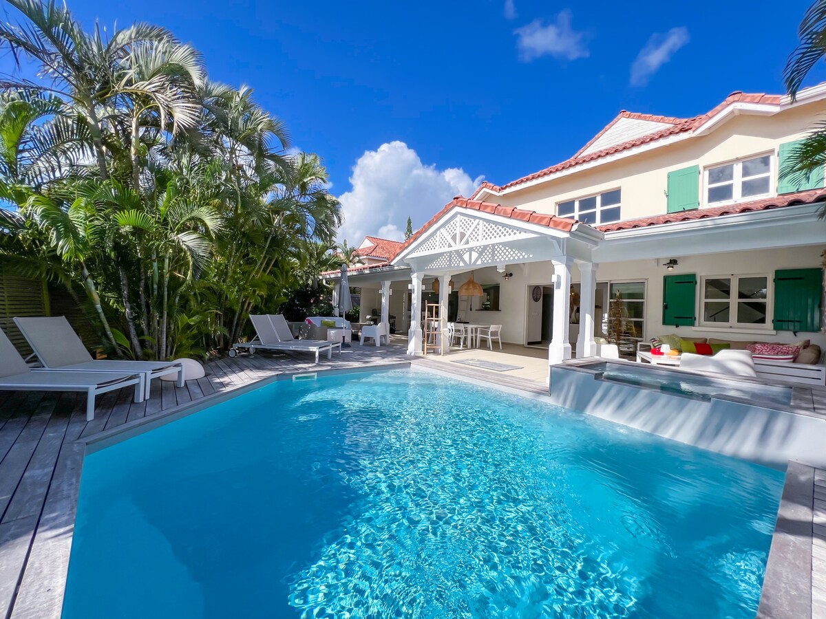 Villa prestige pool and jacuzzi lagoon beach