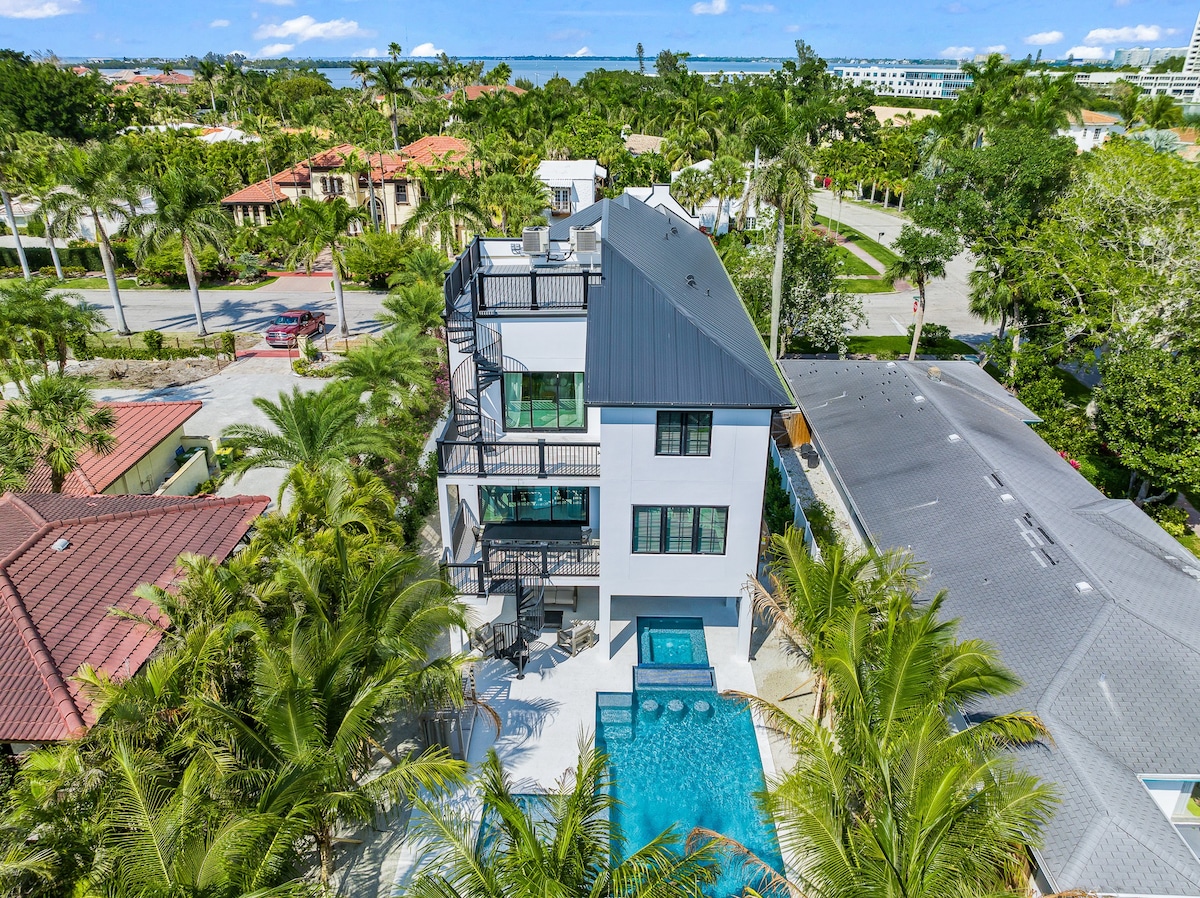 Luxe Home w/ Rooftop Deck + Games! Sun-Day Style