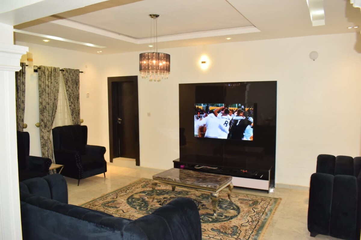 Tastefully Furnished 3 BR apartment