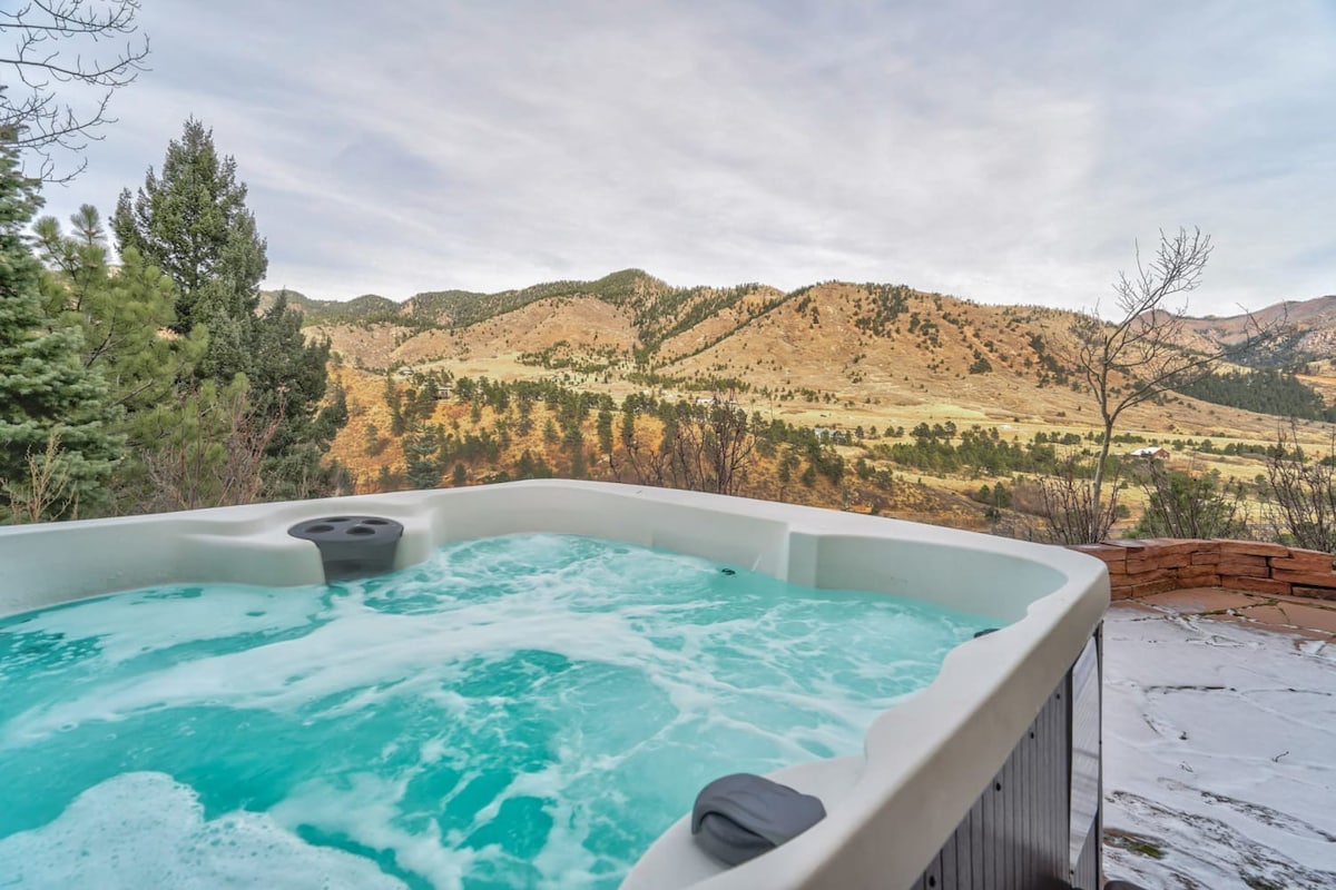 4BR Hot Tub Mountain Getaway!  3 King En Suites!