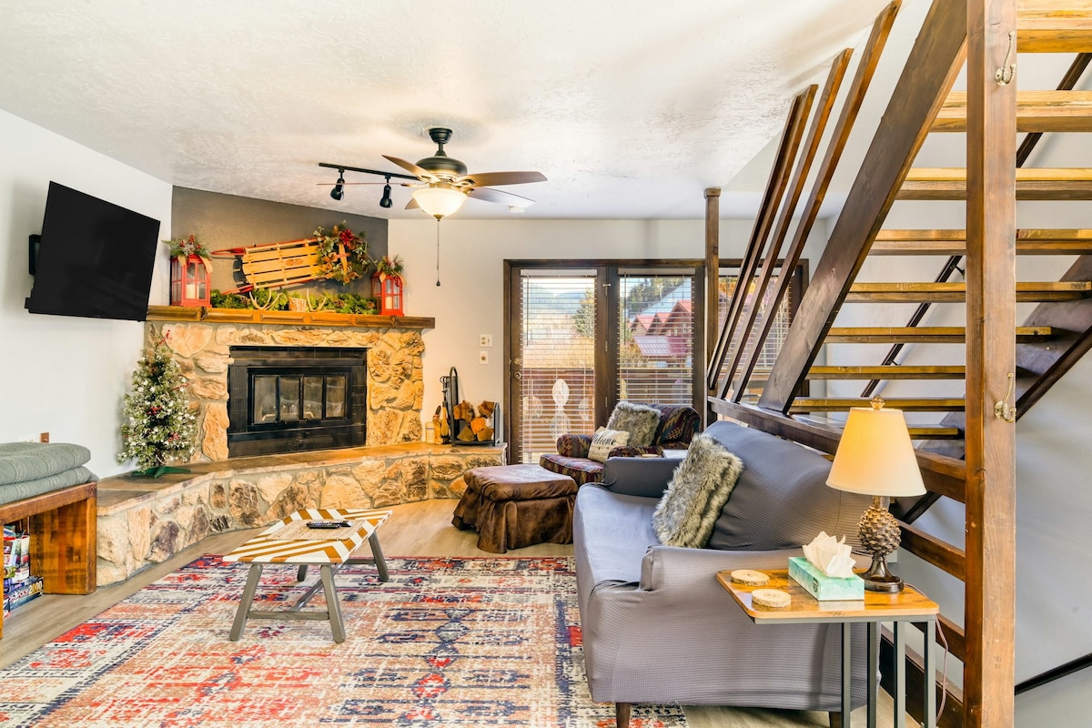 Spacious 4BR Riverfront | Fireplace